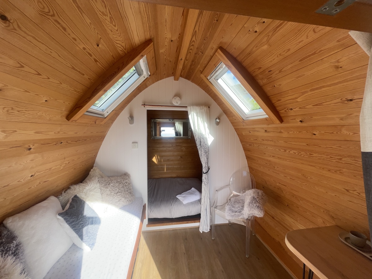 Innenansicht eines Cot Valley Camping-Pods